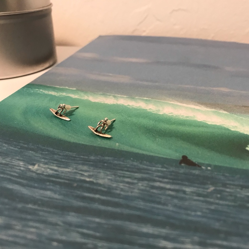 Surfer stud earrings